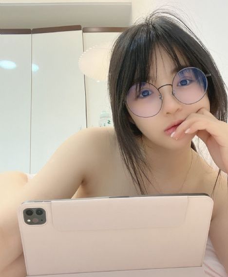 亚洲AV操_高清版完整版未删减